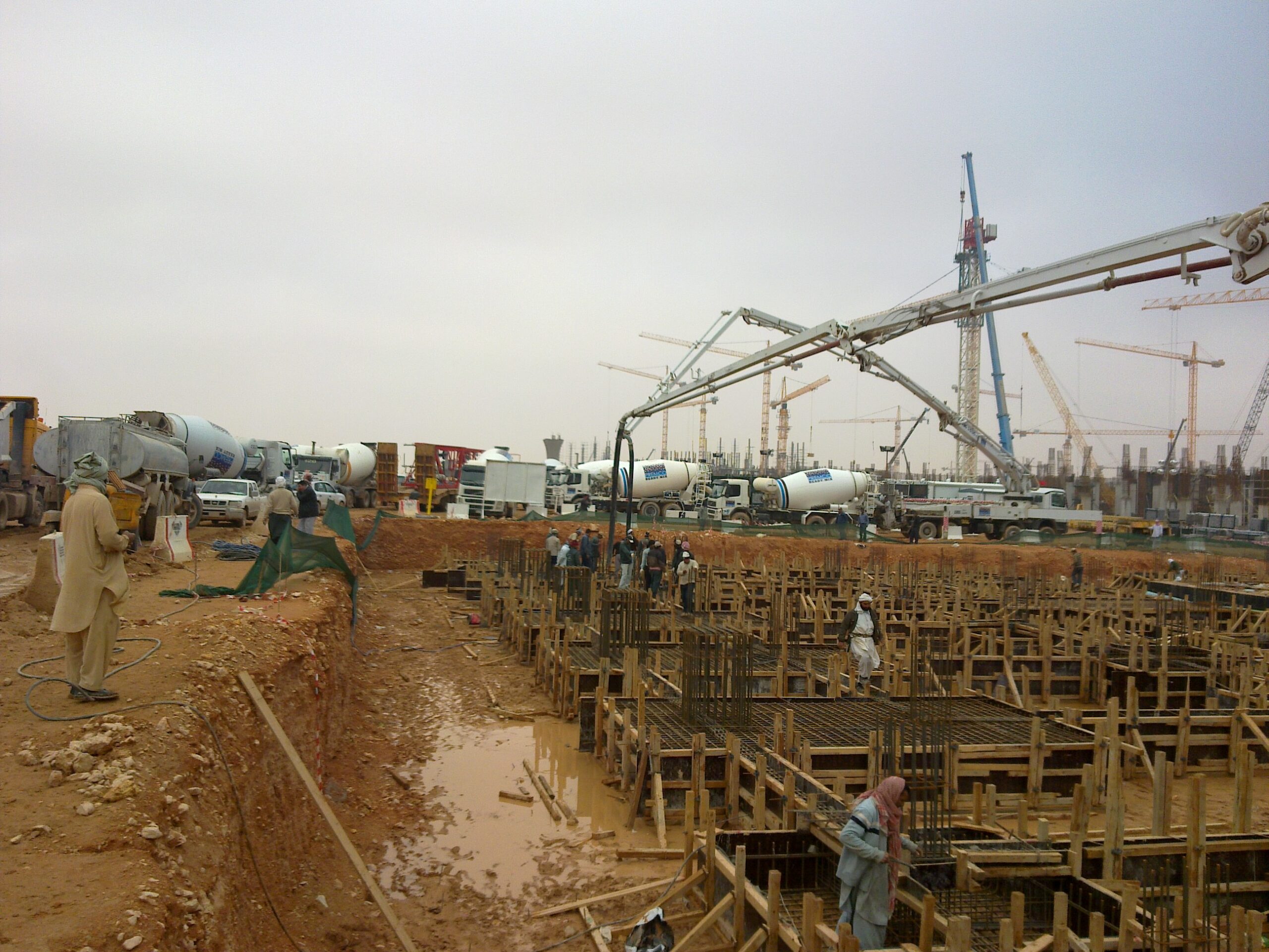 أعمال الإنشاء والبنية التحتية 13122009060